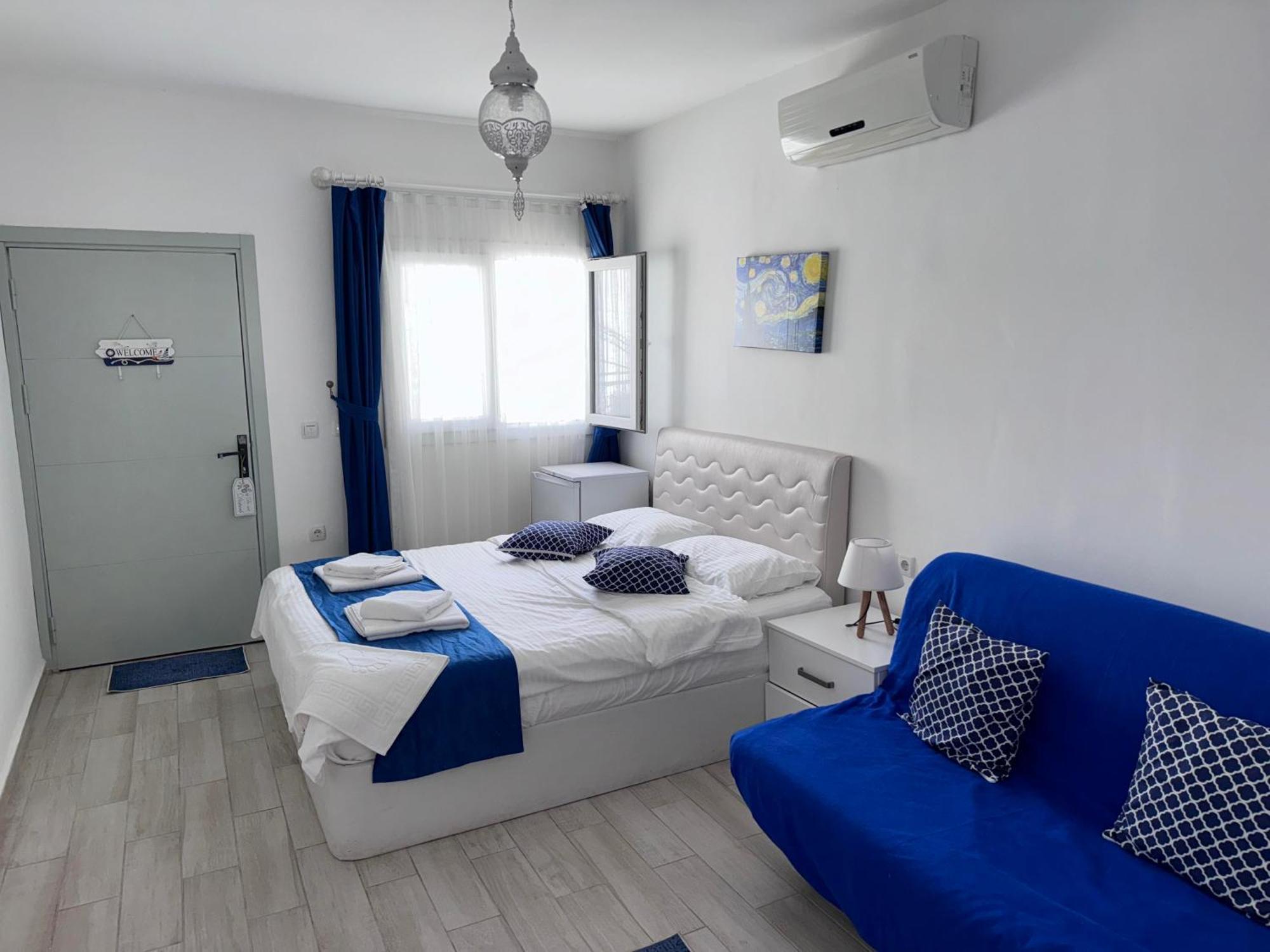 White And Blue Bodrum Buitenkant foto