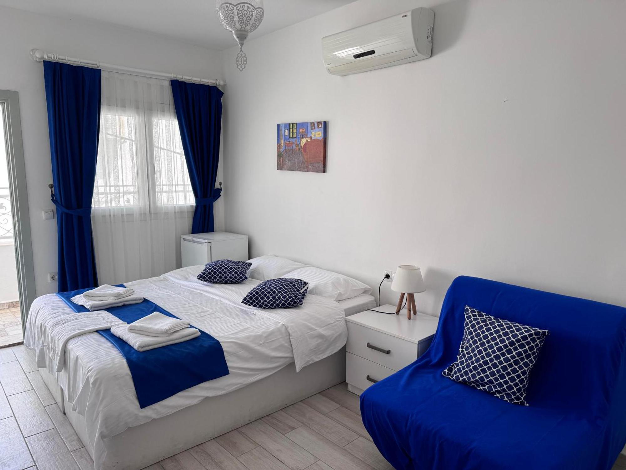 White And Blue Bodrum Buitenkant foto