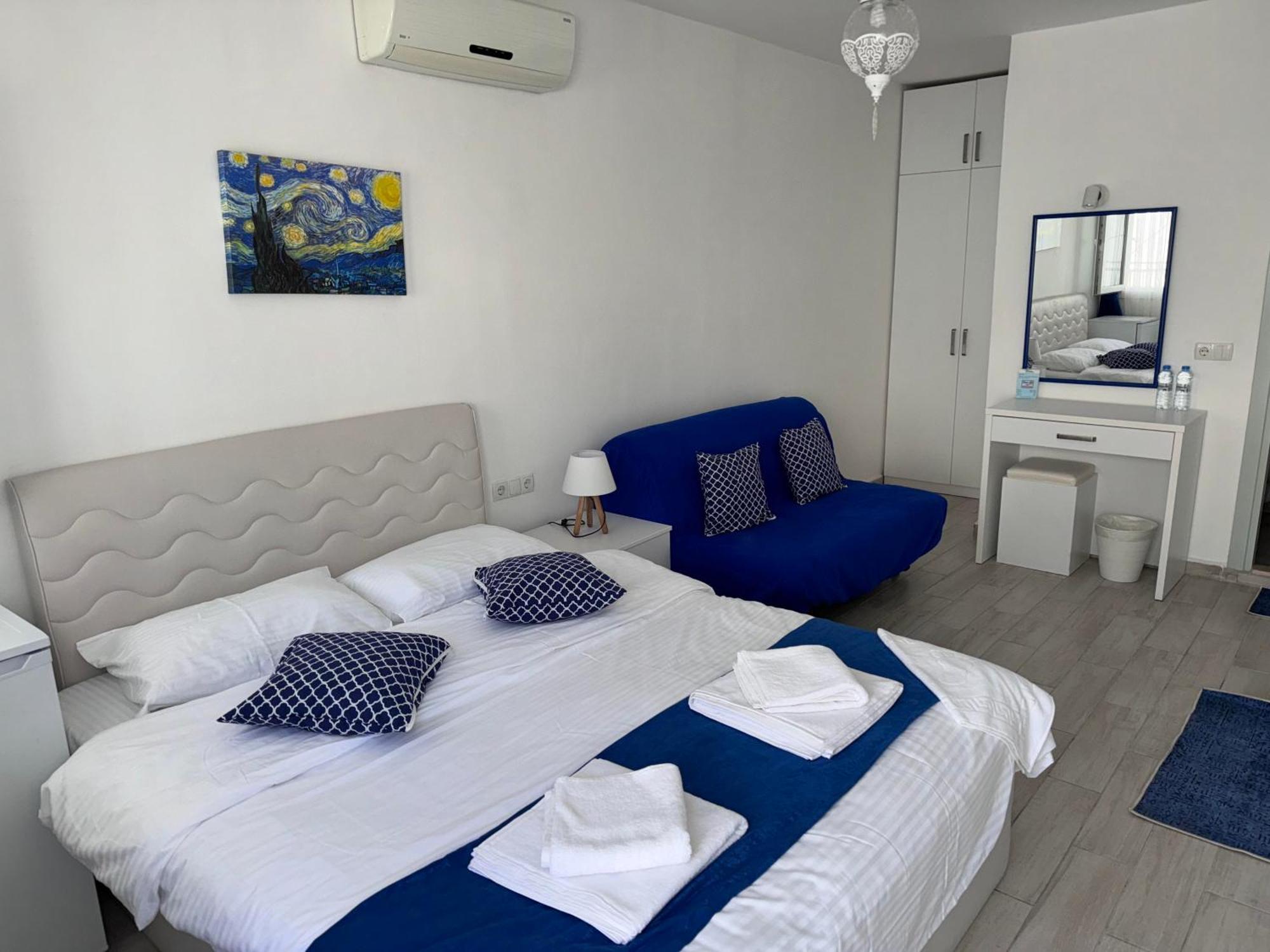 White And Blue Bodrum Buitenkant foto
