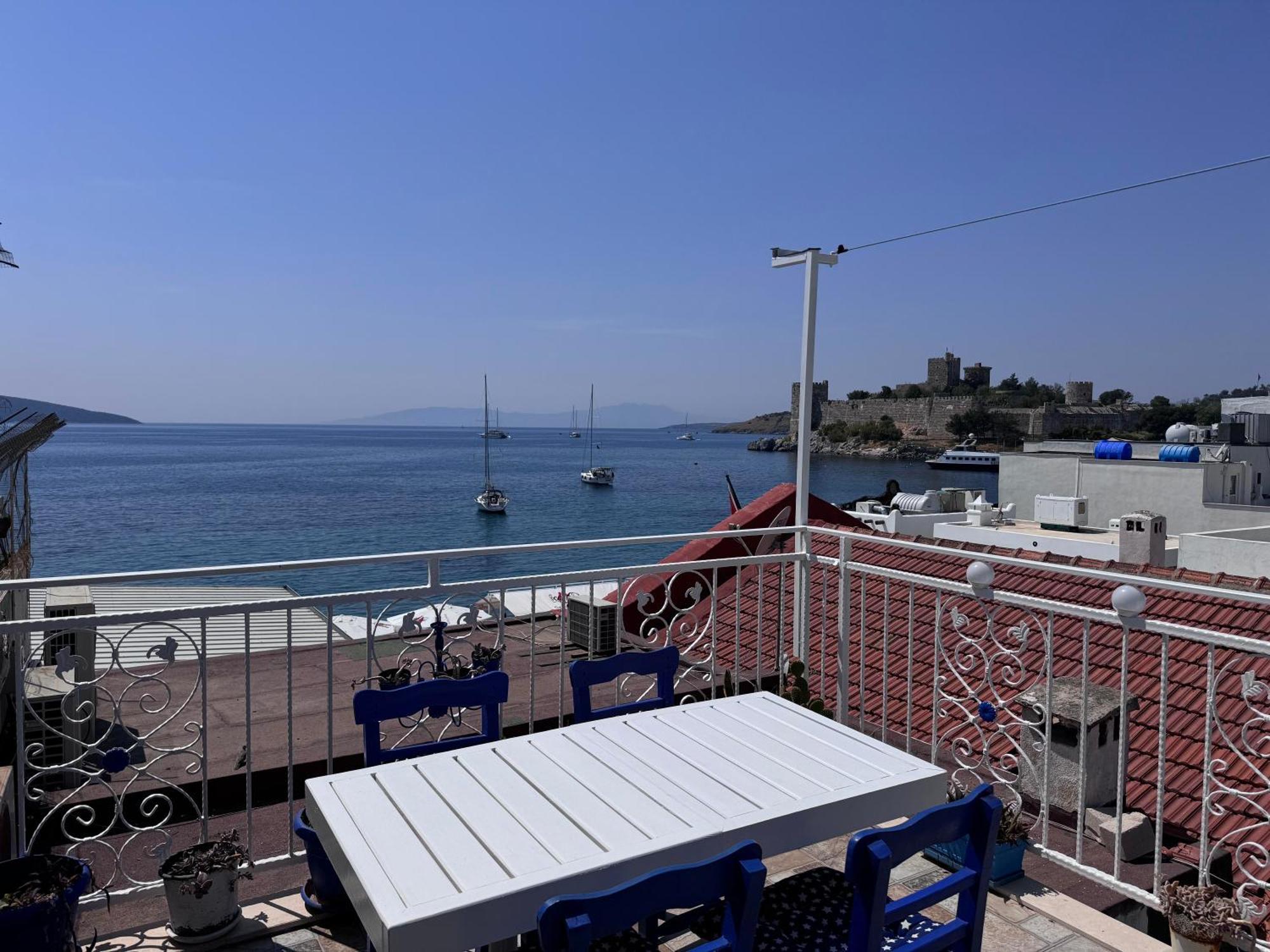 White And Blue Bodrum Buitenkant foto